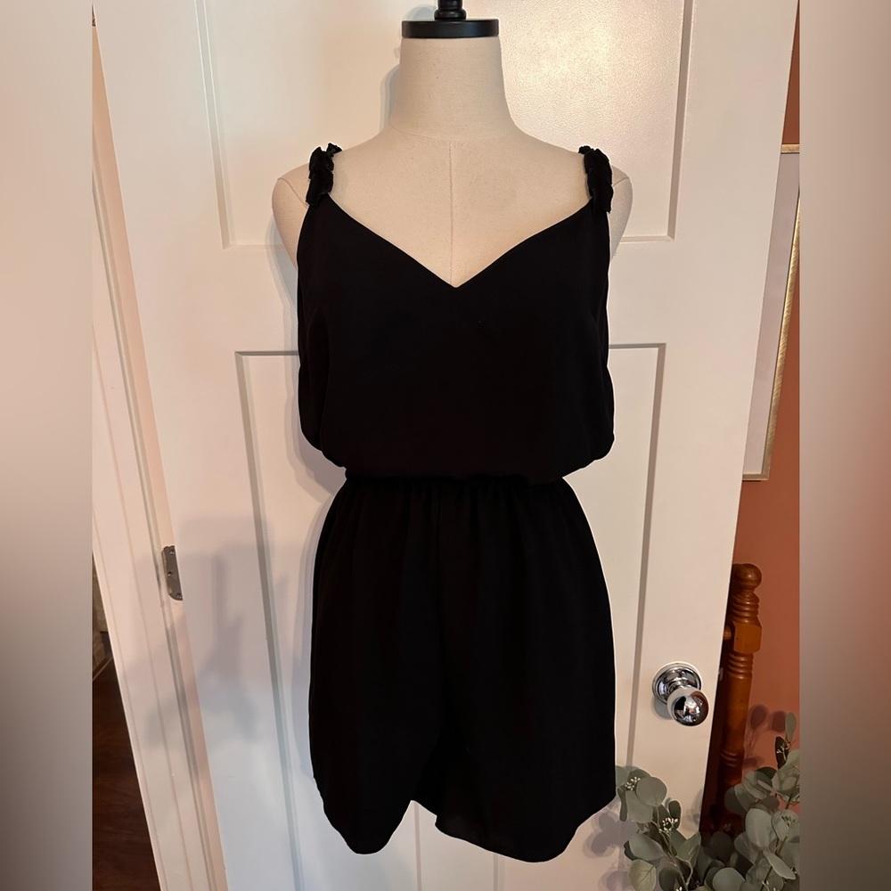 Aritzia Wilfred Melodie black M poly elastic waist shorts ruffle strap romper